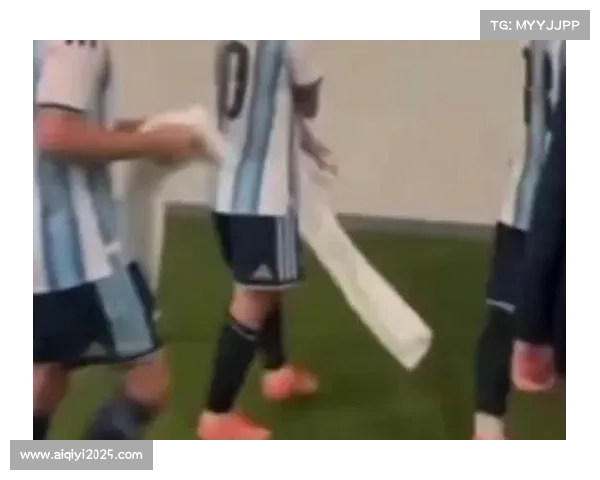 球员赛后交换球衣，友谊与尊重瞬间